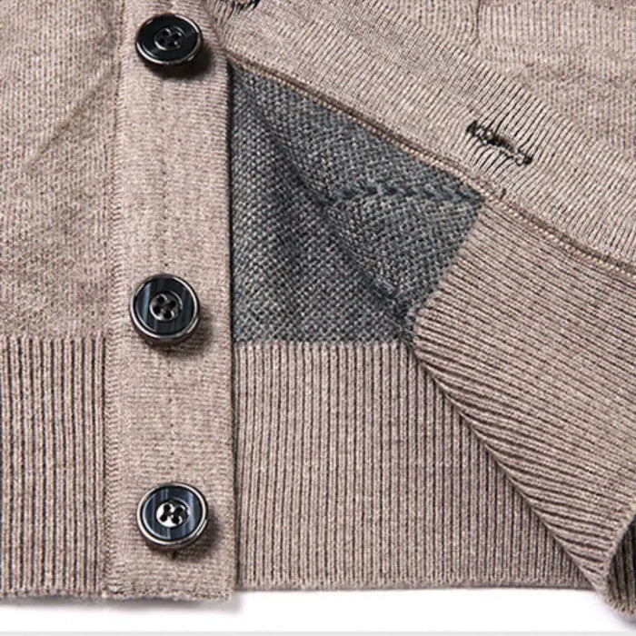 Cardigan Masculino Executivo Forllini FL387 em lã e poliéster, ideal para ambientes corporativos.