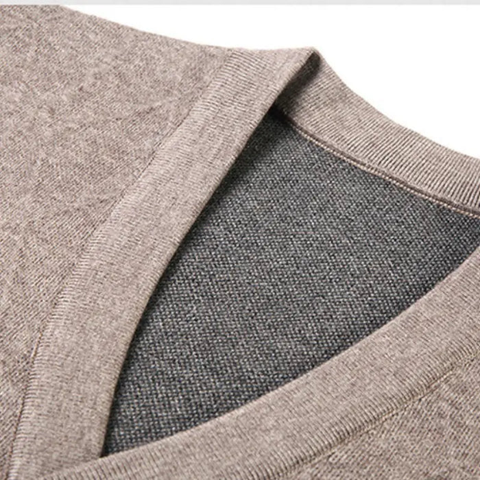 Cardigan Masculino Executivo Forllini FL387 em lã e poliéster, ideal para ambientes corporativos.
