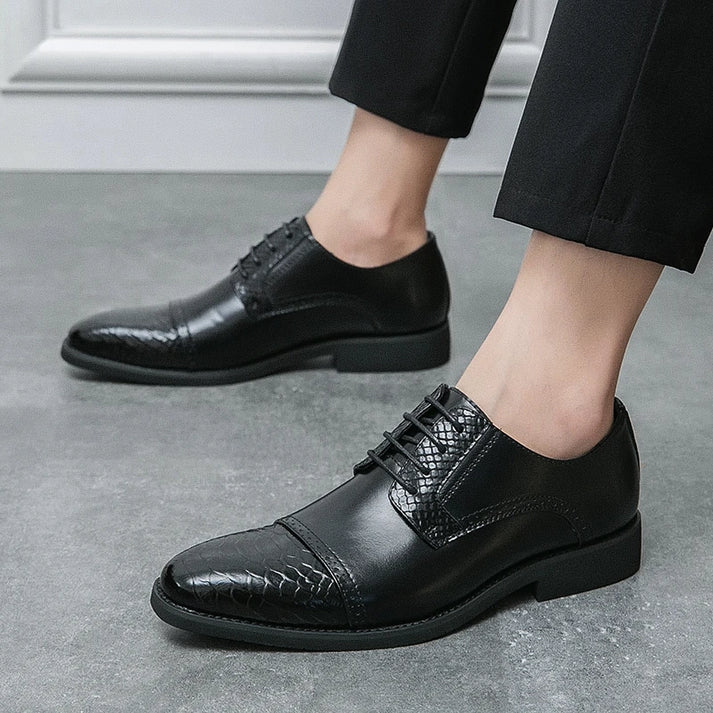 Sapato Masculino Derby Forllini FL362 em couro texturizado, disponível em branco, marrom e preto.
