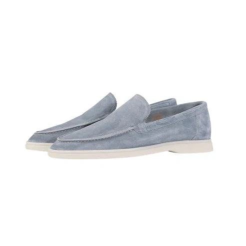 Sapato Masculino Loafer em Camurça Forllini FL360 em ambiente elegante