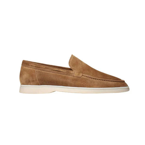 Sapato Masculino Loafer em Camurça Forllini FL360 em ambiente elegante