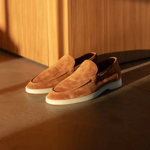 Sapato Masculino Loafer em Camurça Forllini FL360 em ambiente elegante