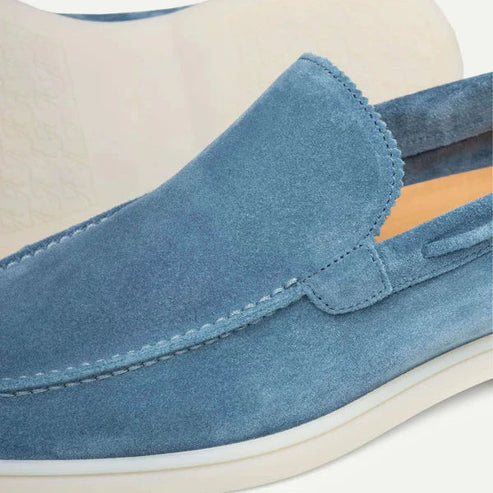 Sapato Masculino Loafer em Camurça Forllini FL360 em ambiente elegante