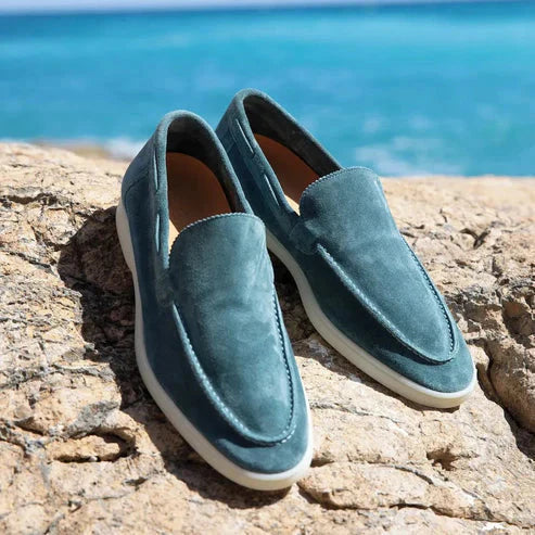 Sapato Masculino Loafer em Camurça Forllini FL360 em ambiente elegante