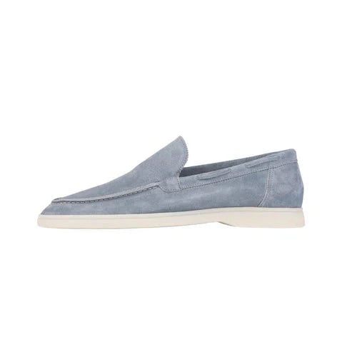 Sapato Masculino Loafer em Camurça Forllini FL360 em ambiente elegante