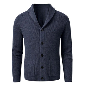 Cardigan Masculino Gola em V Forllini FL390 em lã merino, acrílico e nylon, com bolsos e fechamento por botões.