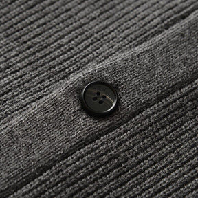 Cardigan Masculino Gola em V Forllini FL390 em lã merino, acrílico e nylon, com bolsos e fechamento por botões.