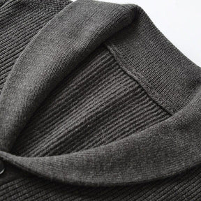 Cardigan Masculino Gola em V Forllini FL390 em lã merino, acrílico e nylon, com bolsos e fechamento por botões.